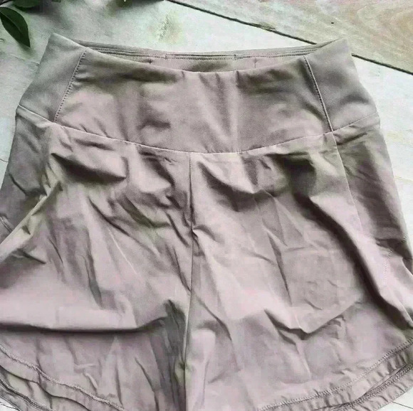 Nike Women's Shorts Dri Fit Training Gym Size XS Taupe NWT - Picture 2 of 5
